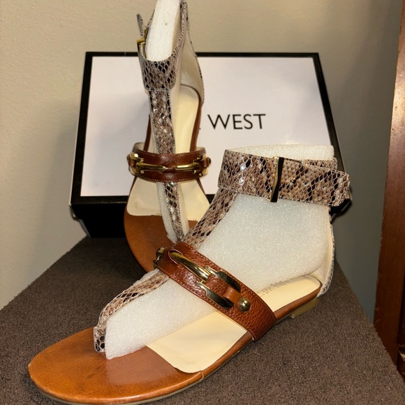 Nine West cognac brown thong sandals; gold hardware; very pretty - Picture 13 of 16